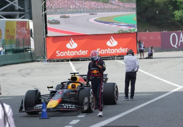 01.06.2025, Circuit de Catalunya, Barcelona, Formel 1 Aramco Grand Prix von Spanien 2025 , im Bild Ein gefrusteter Max Verstappen (NLD), Oracle Red Bull Racing nach dem Rennen. (Photo by Hasan Bratic DeFodi Images)