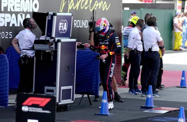 01.06.2025, Circuit de Catalunya, Barcelona, Formel 1 Aramco Grand Prix von Spanien 2025 , im Bild Ein gefrusteter Max Verstappen (NLD), Oracle Red Bull Racing nach dem Rennen. (Photo by Hasan Bratic DeFodi Images)