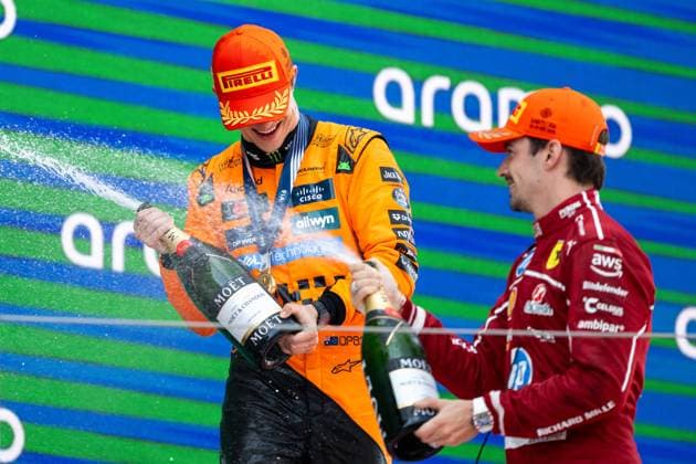 Oscar Piastri (McLaren Formula 1 Team, Australien, 81), Charles Leclerc (Scuderia Ferrari HP, Monaco, 16) jubeln auf dem Podium bei der Siegerehrung ueber den Sieg und Platz 3 und spritzen Champagner, ESP, Formel 1 Weltmeisterschaft, Aramco Grand Prix von Spanien, Circuit de Barcelona Catalunya, Rennen, Saison 2025, 01.06.2025 ESP, Formel 1 Weltmeisterschaft, Aramco Grand Prix von Spanien, Circuit de Barcelona Catalunya, Rennen, Saison 2025, 01.06.2025 Barcelona Copyright: xEibner-Pressefoto Memmlerx EP_MMR