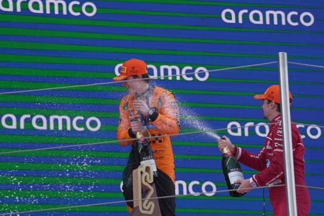 01.06.2025, Circuit de Catalunya, Barcelona, Formel 1 Aramco Grand Prix von Spanien 2025 , im Bild Podium: Sieger Oscar Piastri (AUS), McLaren F1 Team, 3.Platz für Charles Leclerc (MCO), Scuderia Ferrari HP (Photo by Hasan Bratic DeFodi Images)