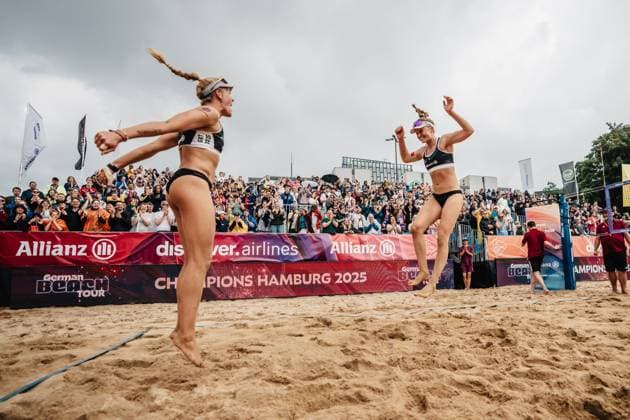 Beachvolleyball Frauen Allianz German Beach Tour 2025 Tourstop Hamburg 01.06.2025 v.l. Melanie Paul und Lea Kunst jubeln nach dem Sieg des Turniers gegen Louisa Lippmann und Linda Bock Hamburg Active City Arena Heiligengeistf Hamburg Deutschland