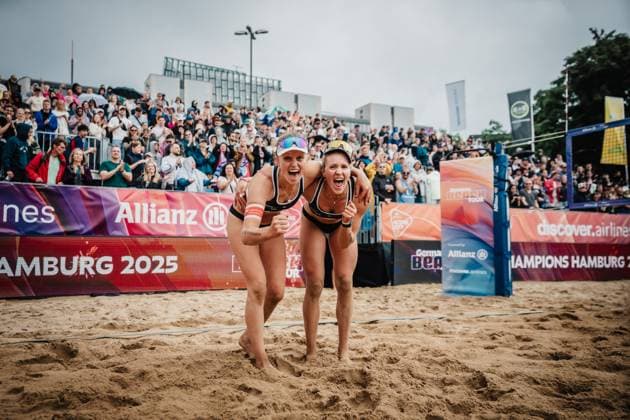 Beachvolleyball Frauen Allianz German Beach Tour 2025 Tourstop Hamburg 01.06.2025 v.l. Lea Kunst und Melanie Paul gewinnen das Turnier in Hamburg und jubeln Hamburg Active City Arena Heiligengeistf Hamburg Deutschland