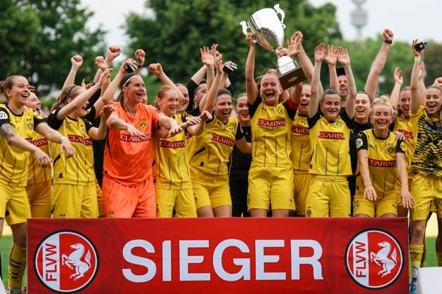 Verbandspokal Finale: BVB - FC Schalke 04; am 01.06.2025 BVB Frauen gewinnen den Pokal Verbandspokal Finale: BVB - FC Schalke 04; Dortmund, Stadion Rote Erde am 01.06.2025 Copyright: xBEAUTIFULxSPORTS Freisenx