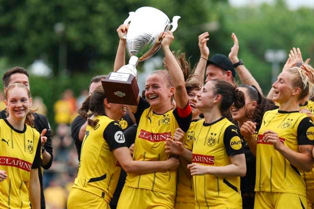 Verbandspokal Finale: BVB - FC Schalke 04; am 01.06.2025 BVB Frauen gewinnen den Pokal Verbandspokal Finale: BVB - FC Schalke 04; Dortmund, Stadion Rote Erde am 01.06.2025 Copyright: xBEAUTIFULxSPORTS Freisenx
