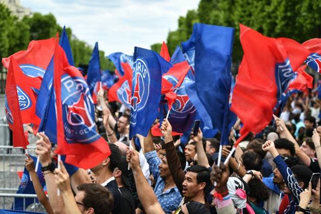 Supporters arrive for the PSG parade in Paris - FA Paris Saint-Germain’s supporters arrive to receive the PSG players in a parade on the Champs-Elysees avenue in Paris on June 1, 2025, the day after PSG won the UEFA Champions League final football match over Inter Milan in Munich, on May 31, 2025. Photo by Firas Abdullah ABACAPRESS.COM Paris Ile-de-France France  Copyright: xAbdullahxFiras ABACAx