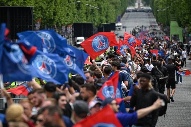 Supporters arrive for the PSG parade in Paris - FA Paris Saint-Germain’s supporters arrive to receive the PSG players in a parade on the Champs-Elysees avenue in Paris on June 1, 2025, the day after PSG won the UEFA Champions League final football match over Inter Milan in Munich, on May 31, 2025. Photo by Firas Abdullah ABACAPRESS.COM Paris Ile-de-France France  Copyright: xAbdullahxFiras ABACAx
