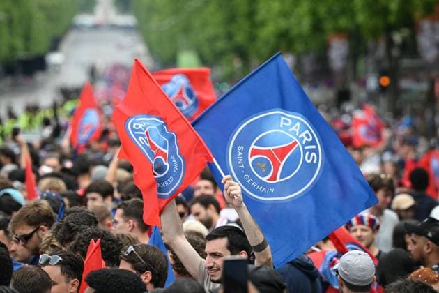 Supporters arrive for the PSG parade in Paris - FA Paris Saint-Germain’s supporters arrive to receive the PSG players in a parade on the Champs-Elysees avenue in Paris on June 1, 2025, the day after PSG won the UEFA Champions League final football match over Inter Milan in Munich, on May 31, 2025. Photo by Firas Abdullah ABACAPRESS.COM Paris Ile-de-France France  Copyright: xAbdullahxFiras ABACAx