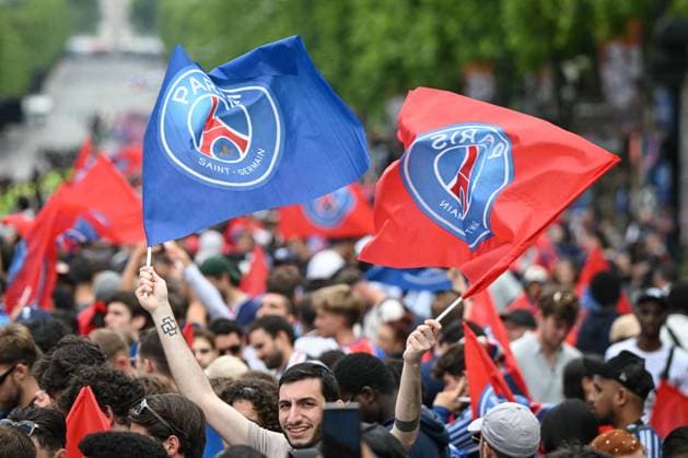 Supporters arrive for the PSG parade in Paris - FA Paris Saint-Germain’s supporters arrive to receive the PSG players in a parade on the Champs-Elysees avenue in Paris on June 1, 2025, the day after PSG won the UEFA Champions League final football match over Inter Milan in Munich, on May 31, 2025. Photo by Firas Abdullah ABACAPRESS.COM Paris Ile-de-France France  Copyright: xAbdullahxFiras ABACAx