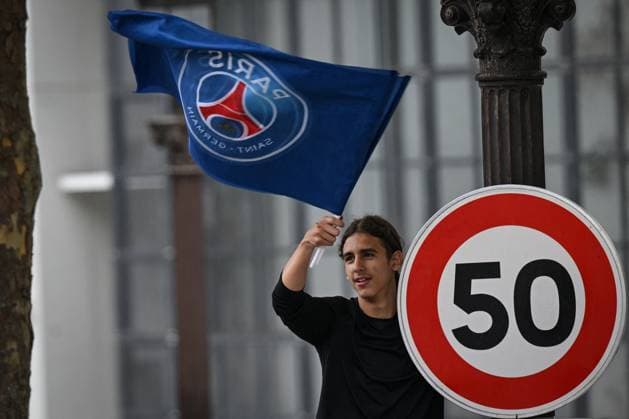 Supporters arrive for the PSG parade in Paris - FA Paris Saint-Germain’s supporters arrive to receive the PSG players in a parade on the Champs-Elysees avenue in Paris on June 1, 2025, the day after PSG won the UEFA Champions League final football match over Inter Milan in Munich, on May 31, 2025. Photo by Firas Abdullah ABACAPRESS.COM Paris Ile-de-France France  Copyright: xAbdullahxFiras ABACAx