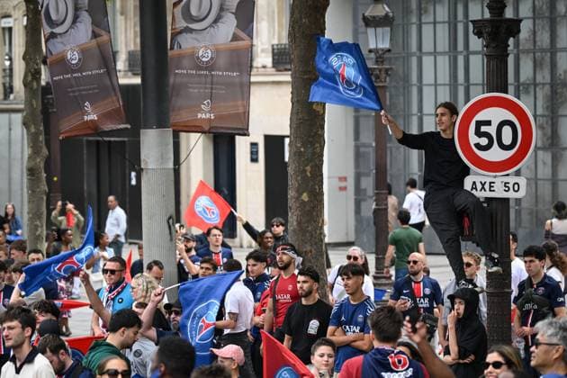 Supporters arrive for the PSG parade in Paris - FA Paris Saint-Germain’s supporters arrive to receive the PSG players in a parade on the Champs-Elysees avenue in Paris on June 1, 2025, the day after PSG won the UEFA Champions League final football match over Inter Milan in Munich, on May 31, 2025. Photo by Firas Abdullah ABACAPRESS.COM Paris Ile-de-France France  Copyright: xAbdullahxFiras ABACAx
