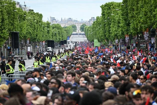 Supporters arrive for the PSG parade in Paris - FA Paris Saint-Germain’s supporters arrive to receive the PSG players in a parade on the Champs-Elysees avenue in Paris on June 1, 2025, the day after PSG won the UEFA Champions League final football match over Inter Milan in Munich, on May 31, 2025. Photo by Firas Abdullah ABACAPRESS.COM Paris Ile-de-France France  Copyright: xAbdullahxFiras ABACAx