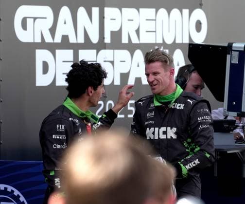 Formel 1 Aramco Grand Prix von Spanien 2025 01.06.2025, Circuit de Catalunya, Barcelona, Formel 1 Aramco Grand Prix von Spanien 2025 , im Bild Nico Hülkenberg (DEU), Stake F1 Team Kick Sauber freut sich über seinen 5.Platz in Barcelona, Gabriel Bortoleto (BRA), Stake F1 Team Kick Sauber.