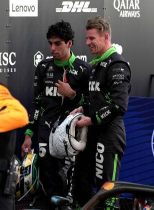 Formel 1 Aramco Grand Prix von Spanien 2025 01.06.2025, Circuit de Catalunya, Barcelona, Formel 1 Aramco Grand Prix von Spanien 2025 , im Bild Nico Hülkenberg (DEU), Stake F1 Team Kick Sauber freut sich über seinen 5.Platz in Barcelona, Gabriel Bortoleto (BRA), Stake F1 Team Kick Sauber.