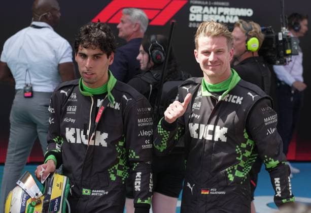 Formel 1 Aramco Grand Prix von Spanien 2025 01.06.2025, Circuit de Catalunya, Barcelona, Formel 1 Aramco Grand Prix von Spanien 2025 , im Bild Nico Hülkenberg (DEU), Stake F1 Team Kick Sauber freut sich über seinen 5.Platz in Barcelona, Gabriel Bortoleto (BRA), Stake F1 Team Kick Sauber.