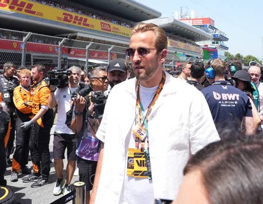 01.06.2025, Circuit de Catalunya, Barcelona, Formel 1 Aramco Grand Prix von Spanien 2025 , im Bild Die englische Nationalmannschaft zu Gast bei der Formel 1 in Barcelona. Harry Kane (Photo by Hasan Bratic DeFodi Images)
