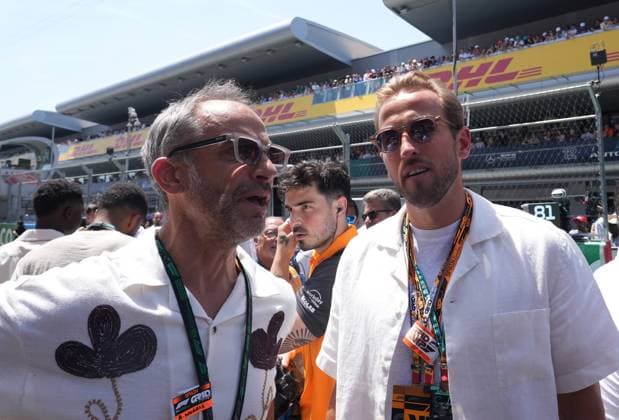 01.06.2025, Circuit de Catalunya, Barcelona, Formel 1 Aramco Grand Prix von Spanien 2025 , im Bild Die englische Nationalmannschaft zu Gast bei der Formel 1 in Barcelona. Harry Kane mit Adam Norris, Vater von Lando Norris (GBR), McLaren F1 Team. (Photo by Hasan Bratic DeFodi Images)