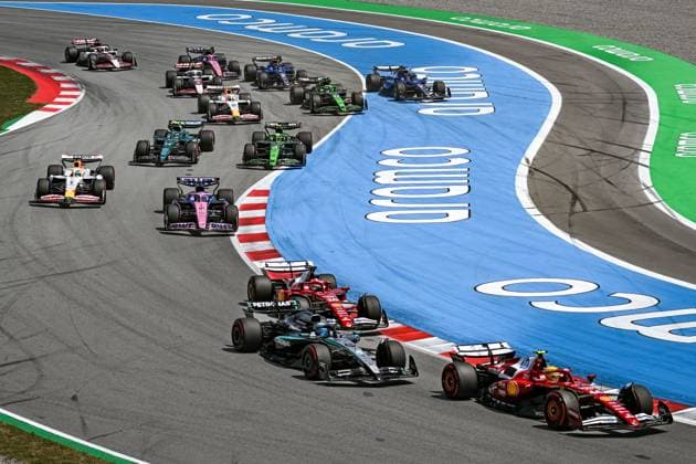 Formel 1 GP Barcelona Sonntag, 01.06.2025 Rennstart. Lewis Hamilton 44, Scuderia FerrariGeorge Russell 63, Mercedes-AMG Petronas F1 TeamCharles Leclerc 16, Scuderia Ferrari; Formel 1 GP Barcelona Sonntag, 01.06.2025 Copyright: xBEAUTIFULxSPORTS Erlhofx