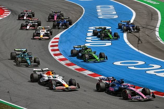 Formel 1 GP Barcelona Sonntag, 01.06.2025 Rennstart. Pierre Gasly 10, BWT Alpine F1 TeamIsack Hadjar, 6, Visa Cash App RB Formula One TeamFernando Alonso 14, Aston Martin Aramco F1 Team Gabriel Bortoleto 5, Stake F1 Team Kick SauberNico Hülkenberg 27, Stake F1 Team Kick Sauber und Alexander Albon 23, Williams Racing sind neben der Strecke; Formel 1 GP Barcelona Sonntag, 01.06.2025 Copyright: xBEAUTIFULxSPORTS Erlhofx