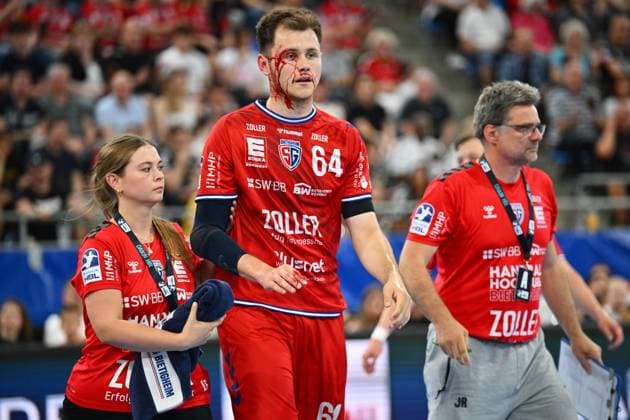 Sport Themen der Woche KW22 Sport Bilder des Tages 01.06.2025 - Handball - 1. Bundesliga DAIKIN HBL - Saison 2024 2025 - 32. Spieltag: SG BBM Bietigheim - HC Erlangen Metropolregion Nürnberg HCE - - xwoxzix - Maximilian Hejny (64, SG BBM Bietigheim ) angeschlagen verletzt Verletzung - Blut - blutet *** 01 06 2025 Handball 1 Bundesliga DAIKIN HBL Season 2024 2025 32 Matchday SG BBM Bietigheim HC Erlangen Metropolregion Nürnberg HCE xwoxzix Maximilian Hejny 64, SG BBM Bietigheim battered injured injury bleeding blood