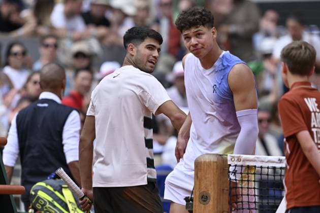 2025 Roland-Garros - Day 8 PARIS, FRANCE - JUNE 01: Carlos Alcaraz (L) of Spain and Ben Shelton (R) of USA compete during the Men s Singles Fourth Round match on Day Eight of the 2025 French Open at Roland Garros on June 01, 2025 in Paris, France. Burak Akbulut Anadolu Paris France. Editorial use only. Please get in touch for any other usage.  Copyright: x2025xAnadoluxBurakxAkbulutx