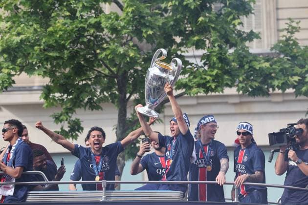 LIGUE DES CHAMPIONS PHOTOPQR LE PARISIEN Le Parisien Arnaud Journois ; PARIS ; 01 06 2025 ; Paris le 01 juin 2025. Paris SG - Inter Milan. Les joueurs du PSG défilent sur l avenue des Champs Elysées après leur victoire en finale de la Ligue des champions Photo Le Parisien Arnaud Journois Paris Saint-Germain s supporters wave as the PSG team bus parades on the Champs-Elysees avenue in Paris on June 1, 2025, a day after PSG won the 2025 UEFA Champions League final football match against Inter Milan in Munich. PARIS France  Copyright: xPHOTOPQR LExPARISIEN MAXPPPxLexParisienx xArnaudxJournoisx 20250601LPA0332 20250601LPA0332