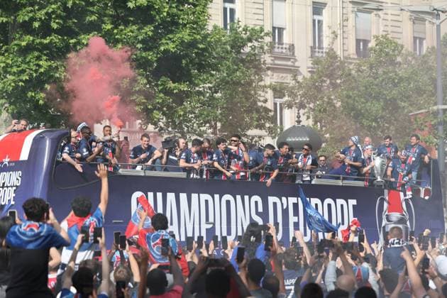 LIGUE DES CHAMPIONS PHOTOPQR LE PARISIEN Le Parisien Arnaud Journois ; PARIS ; 01 06 2025 ; Paris le 01 juin 2025. Paris SG - Inter Milan. Les joueurs du PSG défilent sur l avenue des Champs Elysées après leur victoire en finale de la Ligue des champions Photo Le Parisien Arnaud Journois Paris Saint-Germain s supporters wave as the PSG team bus parades on the Champs-Elysees avenue in Paris on June 1, 2025, a day after PSG won the 2025 UEFA Champions League final football match against Inter Milan in Munich. PARIS France  Copyright: xPHOTOPQR LExPARISIEN MAXPPPxLexParisienx xArnaudxJournoisx 20250601LPA0333 20250601LPA0333