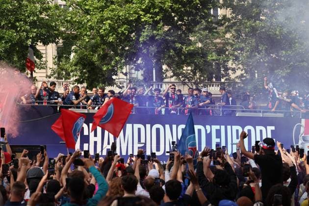 LIGUE DES CHAMPIONS PHOTOPQR LE PARISIEN Le Parisien Arnaud Journois ; PARIS ; 01 06 2025 ; Paris le 01 juin 2025. Paris SG - Inter Milan. Les joueurs du PSG défilent sur l avenue des Champs Elysées après leur victoire en finale de la Ligue des champions Photo Le Parisien Arnaud Journois Paris Saint-Germain s supporters wave as the PSG team bus parades on the Champs-Elysees avenue in Paris on June 1, 2025, a day after PSG won the 2025 UEFA Champions League final football match against Inter Milan in Munich. PARIS France  Copyright: xPHOTOPQR LExPARISIEN MAXPPPxLexParisienx xArnaudxJournoisx 20250601LPA0334 20250601LPA0334
