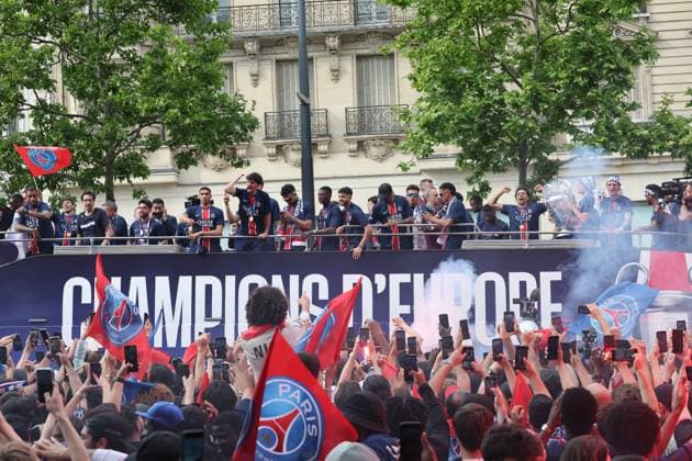 LIGUE DES CHAMPIONS PHOTOPQR LE PARISIEN Le Parisien Arnaud Journois ; PARIS ; 01 06 2025 ; Paris le 01 juin 2025. Paris SG - Inter Milan. Les joueurs du PSG défilent sur l avenue des Champs Elysées après leur victoire en finale de la Ligue des champions Photo Le Parisien Arnaud Journois Paris Saint-Germain s supporters wave as the PSG team bus parades on the Champs-Elysees avenue in Paris on June 1, 2025, a day after PSG won the 2025 UEFA Champions League final football match against Inter Milan in Munich. PARIS France  Copyright: xPHOTOPQR LExPARISIEN MAXPPPxLexParisienx xArnaudxJournoisx 20250601LPA0335 20250601LPA0335