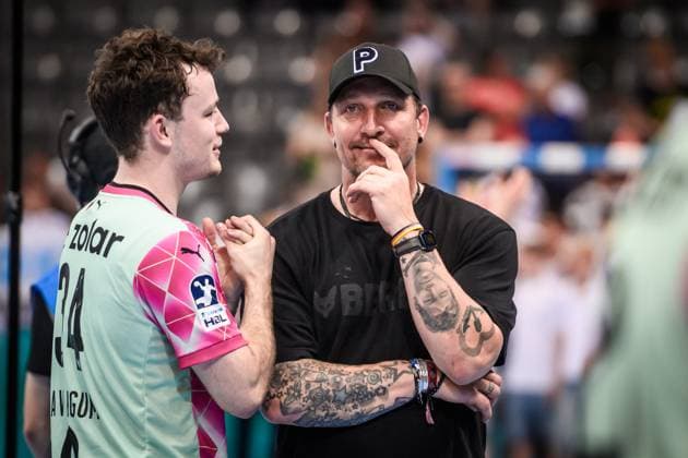 Stefan Kretzschmar (Sportvorstand Fuechse Berlin) mit Hakun West av Teigum (Fuechse Berlin, 34) - sichtlich zufrieden nach Arbeitssieg in Stuttgart GER, TVB Stuttgart - Fuechse Berlin, Handball, Bundesliga, HBL, 32. Spieltag, Spielzeit 2024 2025, 01.06.2025 GER, TVB Stuttgart - Fuechse Berlin, Handball, Bundesliga, HBL, 32. Spieltag, Spielzeit 2024 2025, 01.06.2025 Stuttgart Copyright: xSandyxDinkelackerx EP_SDR