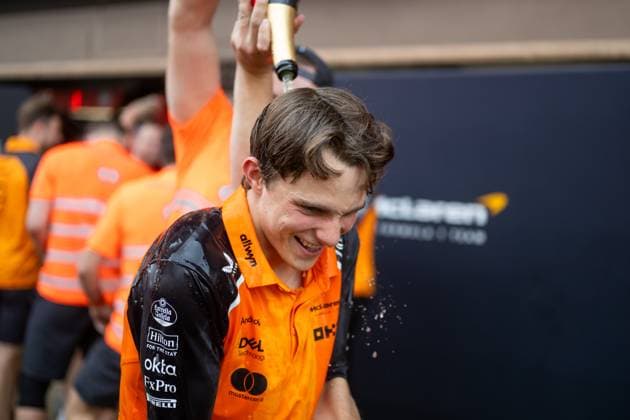 Oscar Piastri (McLaren Formula 1 Team, Australien, 81) jubelt nach dem Rennen ueber den Sieg, wird mit Champagner abgespritzt geduscht und feiert mit dem Team in der Boxengasse, ESP, Formel 1 Weltmeisterschaft, Aramco Grand Prix von Spanien, Circuit de Barcelona Catalunya, Rennen, Saison 2025, 01.06.2025 ESP, Formel 1 Weltmeisterschaft, Aramco Grand Prix von Spanien, Circuit de Barcelona Catalunya, Rennen, Saison 2025, 01.06.2025 Barcelona Copyright: xEibner-Pressefoto Memmlerx EP_MMR