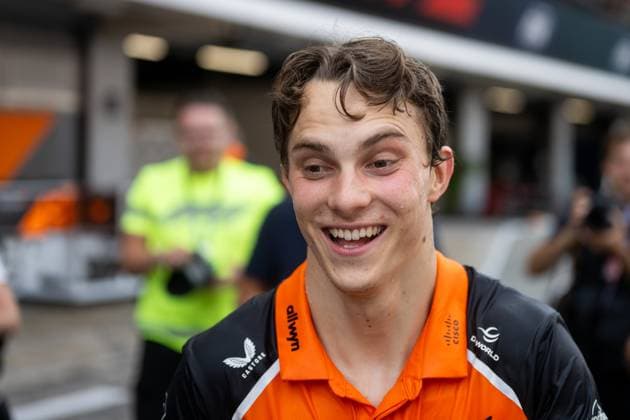 Oscar Piastri (McLaren Formula 1 Team, Australien, 81) jubelt nach dem Rennen ueber den Sieg und feiert mit dem Team in der Boxengasse, ESP, Formel 1 Weltmeisterschaft, Aramco Grand Prix von Spanien, Circuit de Barcelona Catalunya, Rennen, Saison 2025, 01.06.2025 ESP, Formel 1 Weltmeisterschaft, Aramco Grand Prix von Spanien, Circuit de Barcelona Catalunya, Rennen, Saison 2025, 01.06.2025 Barcelona Copyright: xEibner-Pressefoto Memmlerx EP_MMR