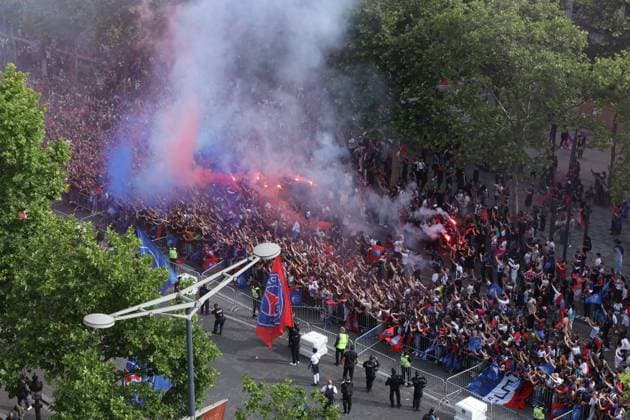 PSG parade on the Champs-Elysees avenue - Paris PSG players on a bus welcomed by Paris Saint-Germain’s supporters in a parade on the Champs-Elysees avenue in Paris on June 1, 2025, the day after PSG won the UEFA Champions League final football match over Inter Milan in Munich, on May 31, 2025. Photo by Jerome Domine ABACAPRESS.COM Paris France  Copyright: xDominexJerome ABACAx
