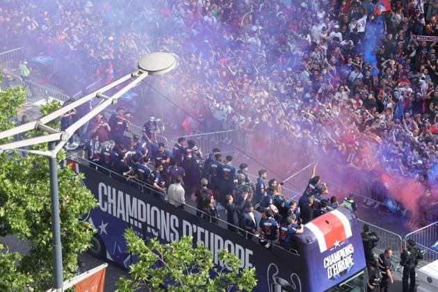 PSG parade on the Champs-Elysees avenue - Paris PSG players on a bus welcomed by Paris Saint-Germain’s supporters in a parade on the Champs-Elysees avenue in Paris on June 1, 2025, the day after PSG won the UEFA Champions League final football match over Inter Milan in Munich, on May 31, 2025. Photo by Jerome Domine ABACAPRESS.COM Paris France  Copyright: xDominexJerome ABACAx