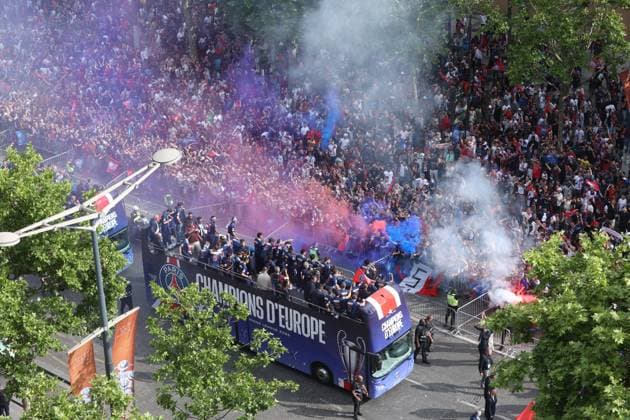 PSG parade on the Champs-Elysees avenue - Paris PSG players on a bus welcomed by Paris Saint-Germain’s supporters in a parade on the Champs-Elysees avenue in Paris on June 1, 2025, the day after PSG won the UEFA Champions League final football match over Inter Milan in Munich, on May 31, 2025. Photo by Jerome Domine ABACAPRESS.COM Paris France  Copyright: xDominexJerome ABACAx