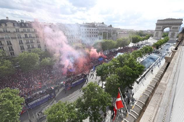 PSG parade on the Champs-Elysees avenue - Paris PSG players on a bus welcomed by Paris Saint-Germain’s supporters in a parade on the Champs-Elysees avenue in Paris on June 1, 2025, the day after PSG won the UEFA Champions League final football match over Inter Milan in Munich, on May 31, 2025. Photo by Jerome Domine ABACAPRESS.COM Paris France  Copyright: xDominexJerome ABACAx