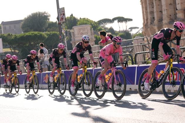 Britain s Simon Philip Yates of Team Visma Lease A Bike pink jersey with his team during the stage 21 of the Giro d™Italia from Roma to Roma, Italy - Sunday, June 01, 2025. - cycling.  Copyright: xFabioxFerrari LaPressex