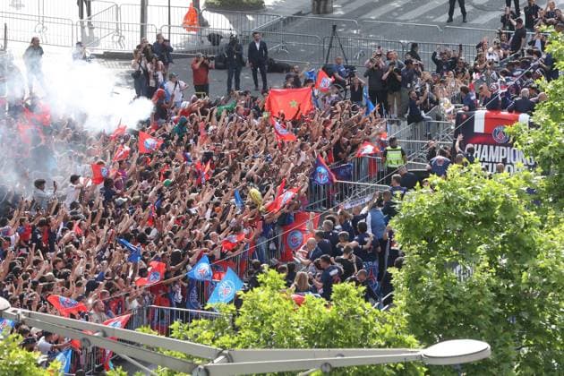 PSG parade on the Champs-Elysees avenue - Paris PSG players on a bus welcomed by Paris Saint-Germain’s supporters in a parade on the Champs-Elysees avenue in Paris on June 1, 2025, the day after PSG won the UEFA Champions League final football match over Inter Milan in Munich, on May 31, 2025. Photo by Jerome Domine ABACAPRESS.COM Paris France  Copyright: xDominexJerome ABACAx