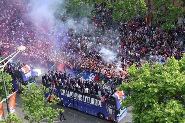 PSG parade on the Champs-Elysees avenue - Paris PSG players on a bus welcomed by Paris Saint-Germain’s supporters in a parade on the Champs-Elysees avenue in Paris on June 1, 2025, the day after PSG won the UEFA Champions League final football match over Inter Milan in Munich, on May 31, 2025. Photo by Jerome Domine ABACAPRESS.COM Paris France  Copyright: xDominexJerome ABACAx