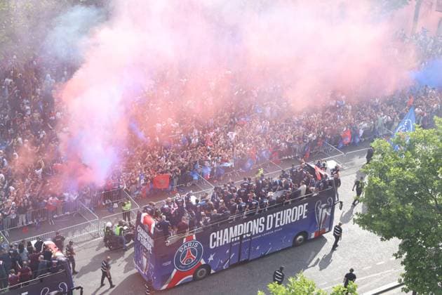 Sport Bilder des Tages PSG parade on the Champs-Elysees avenue - Paris PSG players on a bus welcomed by Paris Saint-Germain’s supporters in a parade on the Champs-Elysees avenue in Paris on June 1, 2025, the day after PSG won the UEFA Champions League final football match over Inter Milan in Munich, on May 31, 2025. Photo by Jerome Domine ABACAPRESS.COM Paris France  Copyright: xDominexJerome ABACAx