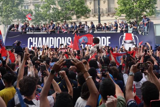 Sport Bilder des Tages LIGUE DES CHAMPIONS PHOTOPQR LE PARISIEN Le Parisien Arnaud Journois ; PARIS ; 01 06 2025 ; Paris le 01 juin 2025. Paris SG - Inter Milan. Les joueurs du PSG défilent sur l avenue des Champs Elysées après leur victoire en finale de la Ligue des champions Photo Le Parisien Arnaud Journois Paris Saint-Germain s supporters wave as the PSG team bus parades on the Champs-Elysees avenue in Paris on June 1, 2025, a day after PSG won the 2025 UEFA Champions League final football match against Inter Milan in Munich. PARIS France  Copyright: xPHOTOPQR LExPARISIEN MAXPPPxLexParisienx xArnaudxJournoisx 20250601LPA0482 20250601LPA0482