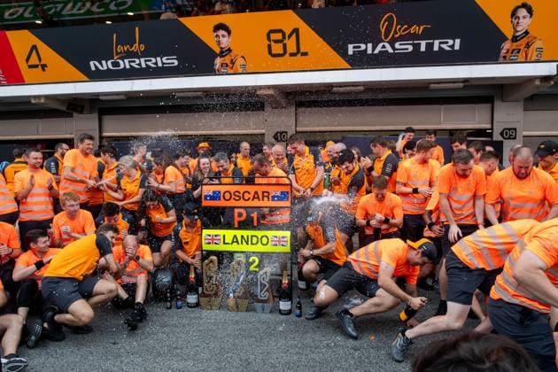 Oscar Piastri (McLaren Formula 1 Team, Australien, 81), Lando Norris (McLaren Formula 1 Team, Großbritannien, 04), Andrea Stella (McLaren Formula 1 Team, Teamchef) und Team jubeln beim Teamfoto Mannschaftsfoto ueber den Sieg, spritzen Champagner und feiern in der Boxengasse, ESP, Formel 1 Weltmeisterschaft, Aramco Grand Prix von Spanien, Circuit de Barcelona Catalunya, Rennen, Saison 2025, 01.06.2025 ESP, Formel 1 Weltmeisterschaft, Aramco Grand Prix von Spanien, Circuit de Barcelona Catalunya, Rennen, Saison 2025, 01.06.2025 Barcelona Copyright: xEibner-Pressefoto Memmlerx EP_MMR
