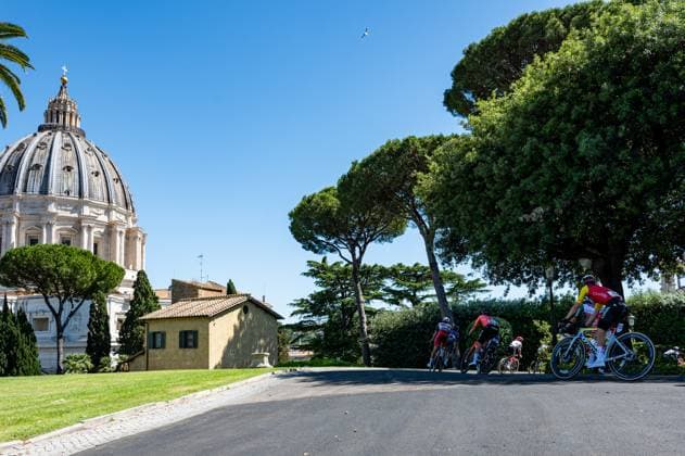 108th Giro d Italia 2025 - Stage 21 The peloton rides inside Vatican Garden during the 21st stage of the 108th Giro d Italia cycling race of 143 km from Rome to Rome in Vatican City on June 1, 2025. Vatican City Vatican  Copyright: xMassimoxValicchiax originalFilename:valicchia-notitle250601_npRPU.jpg