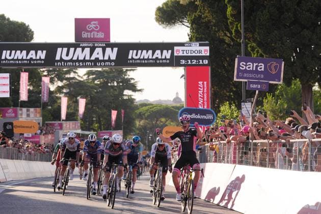 Sport Bilder des Tages Olav Kooij of Team Visma Lease A Bike winner of the stage on the finish line during the stage 21 of the Giro d™Italia from Roma to Roma, Italy - Sunday, June 01, 2025. - cycling.  Copyright: xFabioxFerrari LaPressex