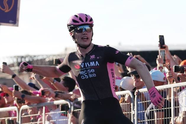 Sport Themen der Woche KW22 Sport Bilder des Tages Olav Kooij of Team Visma Lease A Bike winner of the stage on the finish line during the stage 21 of the Giro d™Italia from Roma to Roma, Italy - Sunday, June 01, 2025. - cycling.  Copyright: xGianxMattiaxD Alberto LaPressex