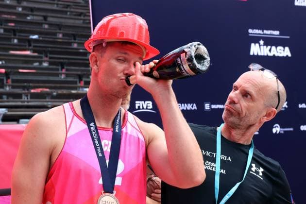 Sport Bilder des Tages Beach Pro Tour Ostrava, 01.06.2025 Beach Pro Tour Ostrava, Beach-Volleyball, Elite16, Ostrava, 01.06.2025 Bild: Schweiner, David (CZE, 2) macht Witze mit Trainer Copyright: xBEAUTIFULxSPORTS NilsxKoepkex