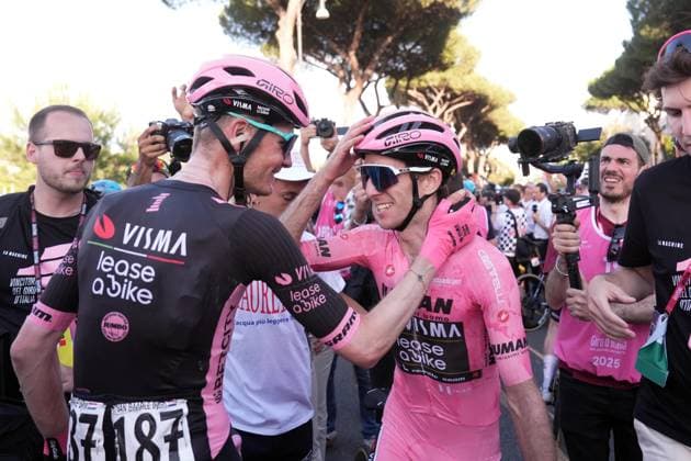 Britain s Simon Philip Yates of Team Visma Lease A Bike pink jersey greets Olav Kooij of Team Visma Lease A Bike winner of the stage during the stage 21 of the Giro d™Italia from Roma to Roma, Italy - Sunday, June 01, 2025. - cycling.  Copyright: xMassimoxPaolone LaPressex