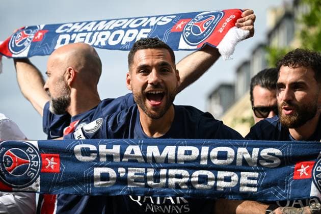 Supporters cheer the PSG in a parade in Paris - FA Paris Saint-Germain’s players are received by supporters in a parade on the Champs-Elysees avenue in Paris on June 1, 2025, the day after PSG won the UEFA Champions League final football match over Inter Milan in Munich, on May 31, 2025. Photo by Firas Abdullah ABACAPRESS.COM Paris Ile-de-France France  Copyright: xAbdullahxFiras ABACAx