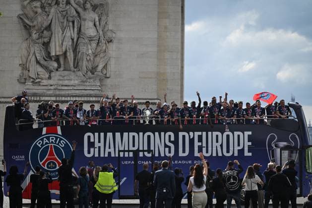 Supporters cheer the PSG in a parade in Paris - FA Paris Saint-Germain’s players are received by supporters in a parade on the Champs-Elysees avenue in Paris on June 1, 2025, the day after PSG won the UEFA Champions League final football match over Inter Milan in Munich, on May 31, 2025. Photo by Firas Abdullah ABACAPRESS.COM Paris Ile-de-France France  Copyright: xAbdullahxFiras ABACAx