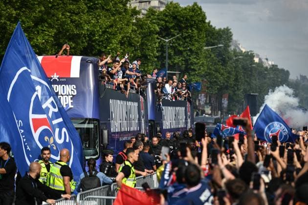 Supporters cheer the PSG in a parade in Paris - FA Paris Saint-Germain’s players are received by supporters in a parade on the Champs-Elysees avenue in Paris on June 1, 2025, the day after PSG won the UEFA Champions League final football match over Inter Milan in Munich, on May 31, 2025. Photo by Firas Abdullah ABACAPRESS.COM Paris Ile-de-France France  Copyright: xAbdullahxFiras ABACAx