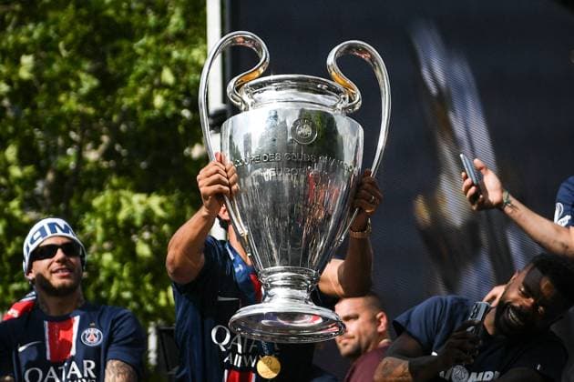 Supporters cheer the PSG in a parade in Paris - FA Paris Saint-Germain’s players are received by supporters in a parade on the Champs-Elysees avenue in Paris on June 1, 2025, the day after PSG won the UEFA Champions League final football match over Inter Milan in Munich, on May 31, 2025. Photo by Firas Abdullah ABACAPRESS.COM Paris Ile-de-France France  Copyright: xAbdullahxFiras ABACAx